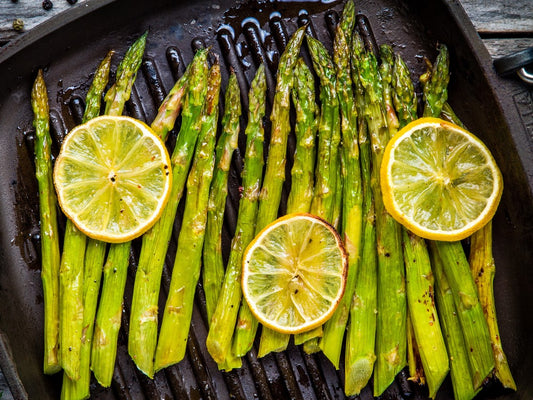 Asparagus with sliced lemon